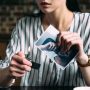 iustrasi membakan foto mantan agar bisa terlepas dari bayang-bayang mantan. (Pixabay)