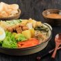Salad versi Indonesia yakni pecel dan gado-gado ternyata mampu bersaing dengan makanan internasional