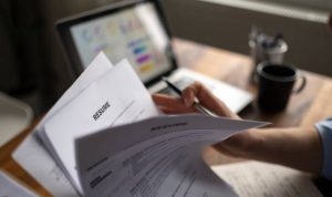 Ilustrasi mempersiapkan berkas lamaran untuk tahu cara daftar di virtual job fair. (pixabay)