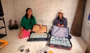 Ternyata Bonge Tak Beneran Terima Uang Rp500 Juta Dari Paula, Hanya Simbolis Dua koper uang senilai Rp500 juta yang dibawa Paula kerumah Bonge, ternyata untuk pemenang Citayam Fashion Week. (Youtube Baim Paula)