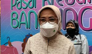Kepala Dinas Perdagangan dan Perindustrian Elly Wasliah, menjelaskan tentang pembelian minyak goreng menggunakan aplikasi PeduliLindngi.(Arvi/Jabar Ekspres)