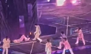 Konser Boy Band Mirror menjadi kacau setelah insiden layar TV raksasa Jatuh dan menimpa dua orang dibawahnya.