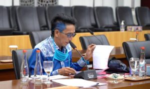 Serap Aspirasi Mahasiswa, DPRD Kota Bogor Layangkan Surat ke Senayan dan Kemenkumham Ketua Komisi I DPRD Kota Bogor, Safrudin Bima, saat menyampaikam surat aspirasi kepada Badan Musyawarah (Banmus) DPRD Kota Bogor. (Yudha Prananda / Jabar Ekspres)