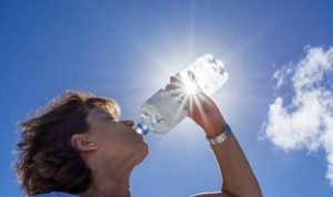 Berakibat Fatal, Perhatikan Sinyal Tubuh Saat Alami Dehidrasi, Begini Cara Mengatasinya Minum cukup air akan bisa mencegah dehidrasi. (pixabay)