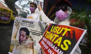Sejumlah alumni Sekolah Selamat Pagi Indonesia (SPI) Kota Batu menggelar aksi serta membentangkan poster, banner, dan pamflet-pamflet kecil bertuliskan seruan menolak kekerasan seksual menjelang sidang tuntutan JE di depan PN Malang, Jawa Timur, Rabu 20 J-Julian Romadhon-Harian Disway