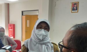 Kepala Dinas Kesehatan Kota Bandung Ahyani Raksanagara saat memberi paparan tentang 7.569 balita stunting di Kota Bandung, kepada wartawan di Gedung Gelanggang Generasi Muda, Kota Bandung, Senin (4/7). (Arvi/Jabar Ekspres)