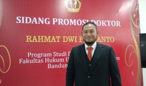 Jadi doktor termuda, CEO LegalGo dan Ketua Yayasan Sekolah Tinggi Ilmu Hukum (STIH) IBLAM, Rahmat Dwi Putranto, meraih gelar Doktor Ilmu Hukum di Fakultas Hukum Universitas Padjadjaran (Unpad)