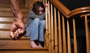 Kondisi anak tertekan bila memiliki orang tua dengan ciri-cirinya pengasuhan strict parent