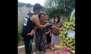 Ibunda Menangis Pilu di Makam Brigadir J: Bangkit Rohmu Nak, Biar Terungkap Ini Semua
