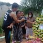 Ibunda Menangis Pilu di Makam Brigadir J: Bangkit Rohmu Nak, Biar Terungkap Ini Semua