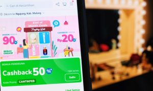Foto Ilustrasi mengenai penggunaan aplikasi Tokopedia