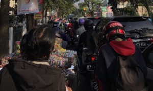 Kemacetan Parah di Ciwastra, Satu Jam Lebih Tak Bergerak hingga Anak Sekolah Kesiangan Kemacetan Parah di Ciwastra, Satu Jam Lebih Tak Bergerak hingga Anak Sekolah Kesiangan
