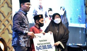 Kang Emil Serahkan Santunan Manfaat JKM BPJS Ketenagakerjaan Rp 42 Juta Kang Emil Serahkan Santunan Manfaat JKM BPJS Ketenagakerjaan Rp 42 Juta