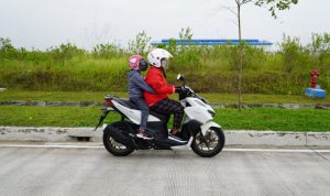 7 Kiat Cari Aman Membonceng Anak Naik Motor
