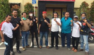 Diduga Diancam Santet, Bupati Cirebon Dilaporkan Warganya Ivan bersama tim kuasa hukumnya berada di Polres Cirebon usai melaporkan Bupati Cirebon dengan dugaan perbuatan yang tidak menyenangkan.