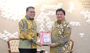 Menko Airlangga Hartarto ketika menerima hasil laporan keuangan Kementerian Koordinator Bidang Perekonomian dengan Predikat WTP.