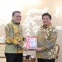 Menko Airlangga Hartarto ketika menerima hasil laporan keuangan Kementerian Koordinator Bidang Perekonomian dengan Predikat WTP.
