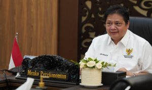Menko Airlangga Hartarto ketika menjadi pembicara dalam webinar