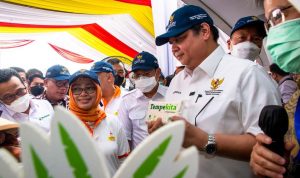 Menko Airlangga Hartarto memperlihatkan produk pertanial olahan tempe sebagai komoditas pangan masyarakat
