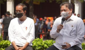Menteri Koordinator Bidang Ekonomi Airlangga Hartarto mendapingi presiden Jokowi ketika menyalurkan bantuan untuk PKL dan Warung beberapa waktu lalu