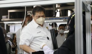 Menteri Koordinator Bidang Perekonomian Airlangga Hartarto ketika mengunjungi salah satu perusahaan Industri di KEK Kendal