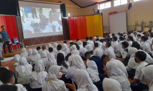 Para Siswa Baru SMAN 2 Kota Cimahi sedang melaksanakan MPLS (Foto Nurazis Jabarekspres)