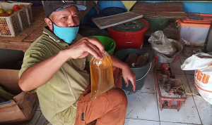Pedagang Keluhkan Penerapan Aplikasi PeduliLindungi dalam Pembelian Minyak