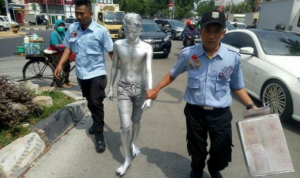 Fenomena Manusia Silver, dari Ajang Atraksi Hingga Eksploitasi