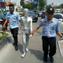 Fenomena Manusia Silver, dari Ajang Atraksi Hingga Eksploitasi