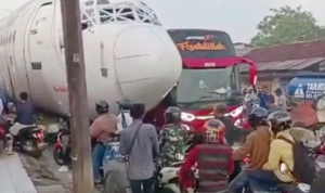 Badan Pesawat Hambat Arus Lalu Lintas di Jalan Raya Parung Bogor Badan Pesawat Hambat Arus Lalu Lintas di Jalan Raya Parung Bogor