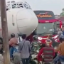 Badan Pesawat Hambat Arus Lalu Lintas di Jalan Raya Parung Bogor