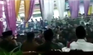 Beredar Video Diduga Ratusan Jamaah Shiddiqiyyah Diajak Halangi Penjemputan Paksa Mas Bechi Beredar Video Diduga Ratusan Jamaah Shiddiqiyyah Diajak Halangi Penjemputan Paksa Mas Bechi