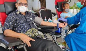 RANGAIAN HUT: Kepala BPJS Kesehatan Cabang Cimahi, Cecep Heri Suhendar ikut mendonorkan darahnya di Unit Transfusi Darah (UTD) RSUD Cibabat Kota Cimahi, Selasa (12/7)