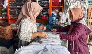 PTM Diterapkan 100 Persen Tahun Ini, Penjual Seragam Bernapas Lega PTM Diterapkan 100 Persen Tahun Ini, Penjual Seragam Bernapas Lega