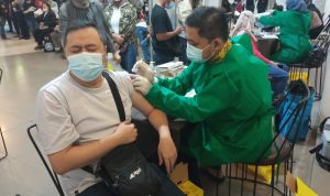 Masuk Ruang Publik Wajib Booster, Gerai Vaksinasi Banjir Animo Masyarakat Masuk Ruang Publik Wajib Booster, Gerai Vaksinasi Banjir Animo Masyarakat