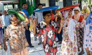 Ide Lomba 17 Agustus Untuk Ibu-ibu, Bapak-bapak dan Anak-anak Kocak dan Kreatif (Dipta Wahyu/Jawa Pos)