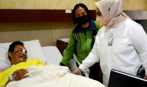 BPJS Ketenagakerjaan Pastikan Korban Kecelakaan Cibubur Dapatkan Pelayanan Optimal BERIKAN MOTIVASI: Direktur Pelayanan BPJAMSOSTEK Roswita Nilakurnia saat mendatangi langsung korban kecelakaan Cibubur dan memastikan LCT kecelakaan kerja terimplementasi dengan baik dan peserta mendapatkan perawatan yang terbaik.