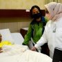 BERIKAN MOTIVASI: Direktur Pelayanan BPJAMSOSTEK Roswita Nilakurnia saat mendatangi langsung korban kecelakaan Cibubur dan memastikan LCT kecelakaan kerja terimplementasi dengan baik dan peserta mendapatkan perawatan yang terbaik.