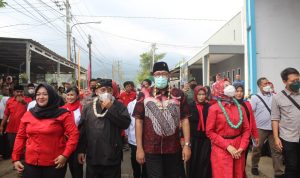 TAMPUNG ASPIRASI: Ketua DPD PDIP Jabar Ono Surono saat menghadiri kegiatan reses III masa sidang tahun 2022 Wakil Ketua DPRD Jabar Ineu Purwadewi Sundari di GOR Darmaga Golden Futsal, Desa Mekarbakti Kecamatan Pamulihan Kabupaten Sumedang, Rabu (6/7).