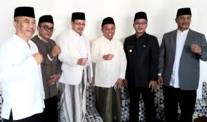 Bupati Bandung Dukung Penuh Pembangunan Masjid Besar Cileunyi yang Lama Jadi Wacana, Pembangunan Diharapkan Gencar Bupati Bandung, Dadang Supriatna (kedua dari kanan) di Taman Tahfizd Quran (TTQ) Kompleks GBM 21, Desa Cinunuk, Kecamatan Cileunyi, Kabupaten Bandung, Jumat (29/7).
