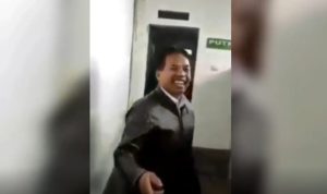 Kepala Sekolah di Wonosobo Kedapatan Mesum di Toilet Masjid, Malah Cengengesan