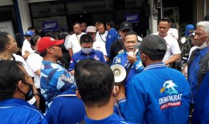 Belasan Dewan Pimpinan Anak Cabang (DPAC) Partai Demokrat Kota Bandung menggeruduk Sekretariat DPD Partai Demokrat Jawa Barat