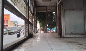 Masih Berdiri Meski Rusak dan Menambah Kumuh Lingkungan, Halte di Bandung Ini Kerap Jadi Tempat Sampah
