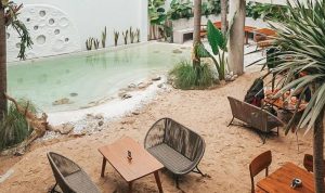trouit cafe dengan suasana pantai di bandung
