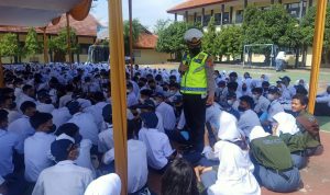 Edukasi Tertib Lalin, Siswa SMA Negeri 1 Cicalengka Dilarang Pakai Motor ke Sekolah