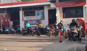 Penerapan Beli BBM Subsidi Pakai Aplikasi MyPertamina, Masyarakat Nilai Kurang Efektif Antrean panjang pengendara motor saat membeli BBM subsidi jenis Pertalite di SPBU Jalan Garut-Bandung, Kecamatan Rancaekek, Kabupaten Bandung. (Yanuar/Jabar Ekspres)