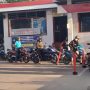 Antrean panjang pengendara motor saat membeli BBM subsidi jenis Pertalite di SPBU Jalan Garut-Bandung, Kecamatan Rancaekek, Kabupaten Bandung. (Yanuar/Jabar Ekspres)