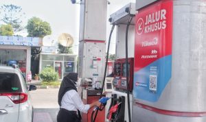 Ilustrasi pembelian BBM subsidi sebelum menggunakan aplikasi mypertamina.(Foto: Deni Armansyah/Jabar Ekspres)