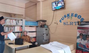 Tumpukan buku tersusun rapi menggunakan rak khusus bacaan di Kantor Desa Tenjolaya, Kecamatan Cicalengka, Kabupaten Bandung sebagai upaya memperkaya literasi warga. (Yanuar/Jabar Ekspres)