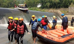Susur Sungai Cisadane, Dirut Perumda Tirta Pakuan Kota Bogor Temukan Tumpukan Sampah, Popok Hingga Sofa